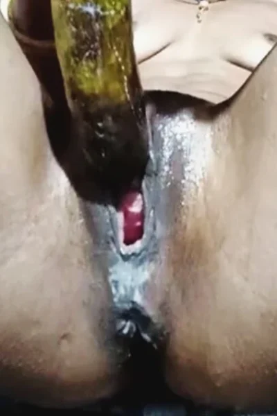 Indian horny girl insert loki in her pussy and squirts