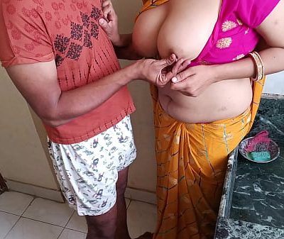 कामवाली की नेवली मैरिड बहू को किचन में पेला जब वो बर्तन धो रही थी